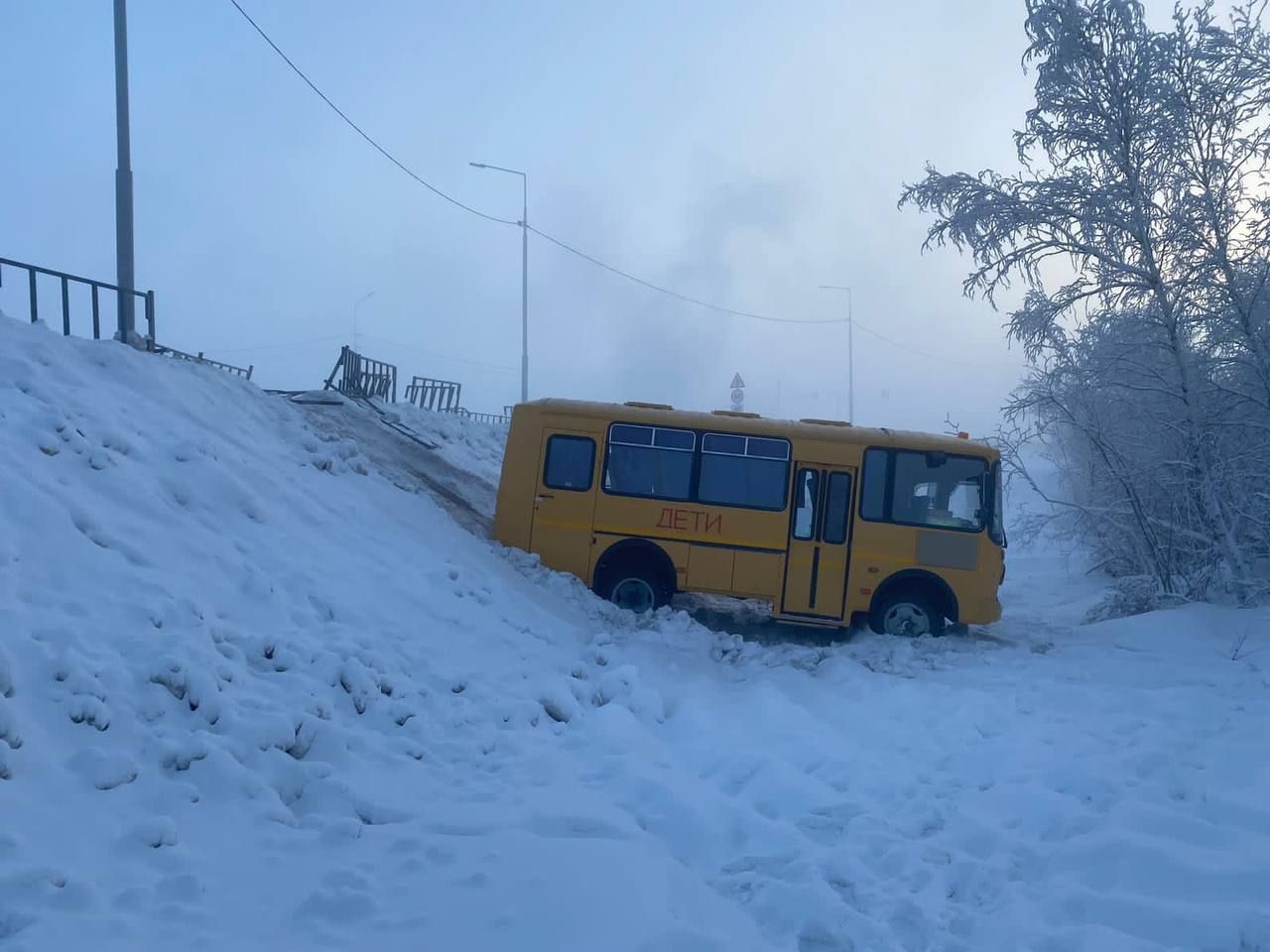 В Якутии школьный автобус съехал с трассы и застрял в снегу