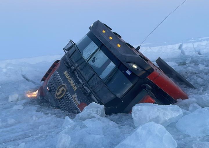 Грузовик провалился под лед на переправе Кангалассы — Соттинцы в Якутии