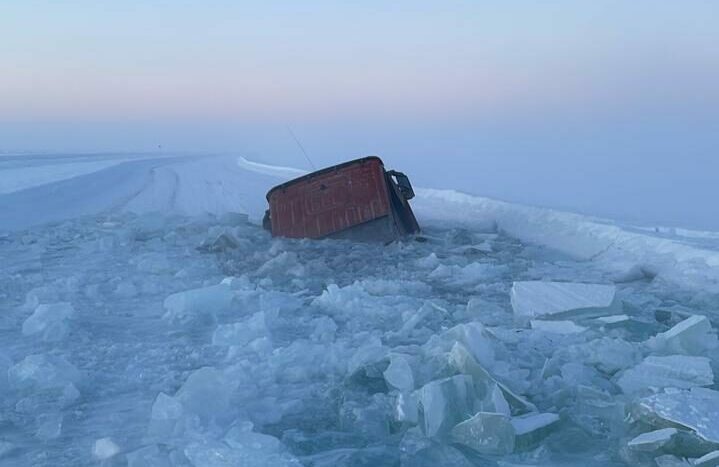 Провалившийся под лед самосвал вез уголь в село Усть-Алданского района Якутии