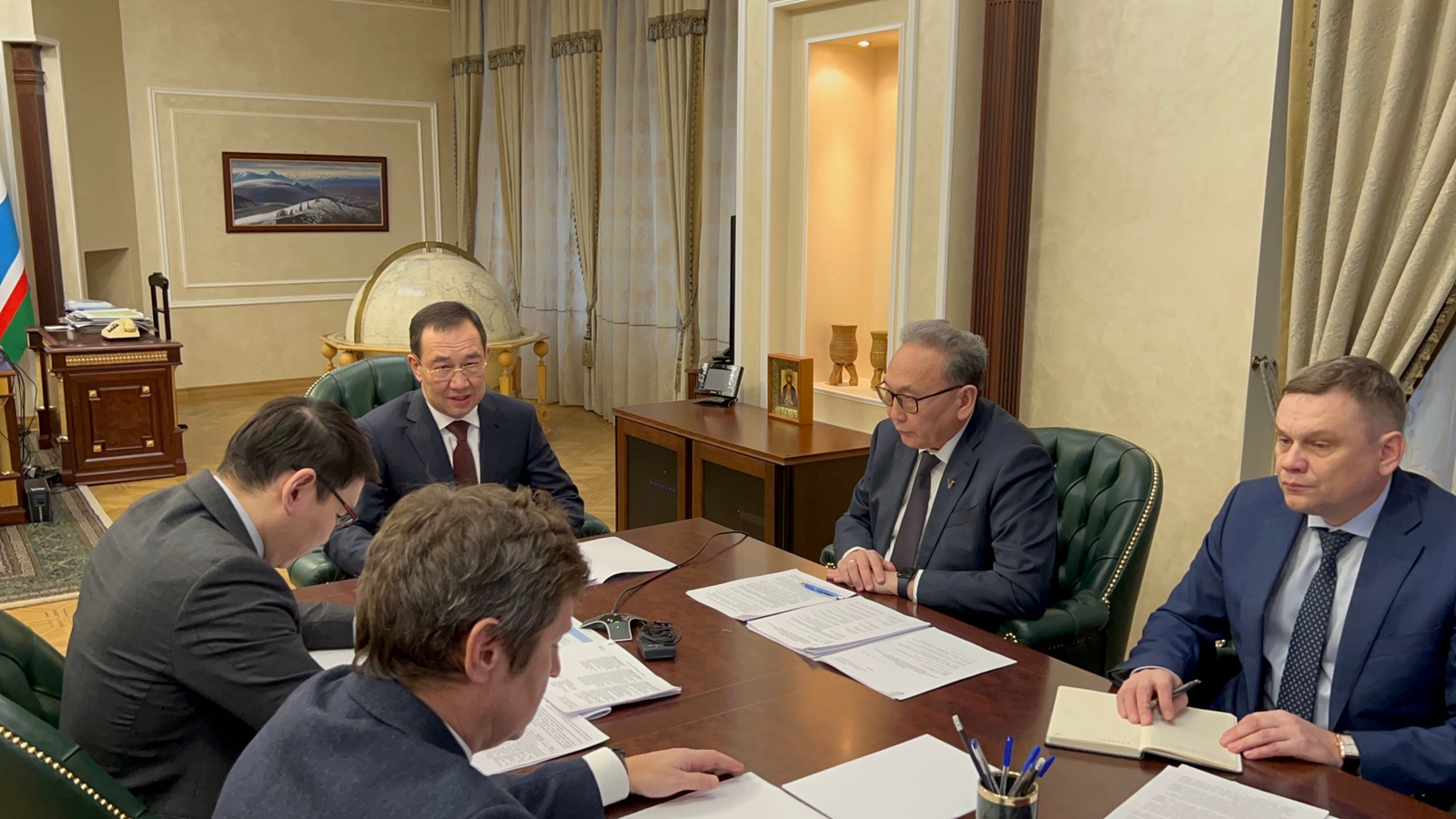 Развитие морского порта Тикси обсудили на совещании под руководством главы Якутии