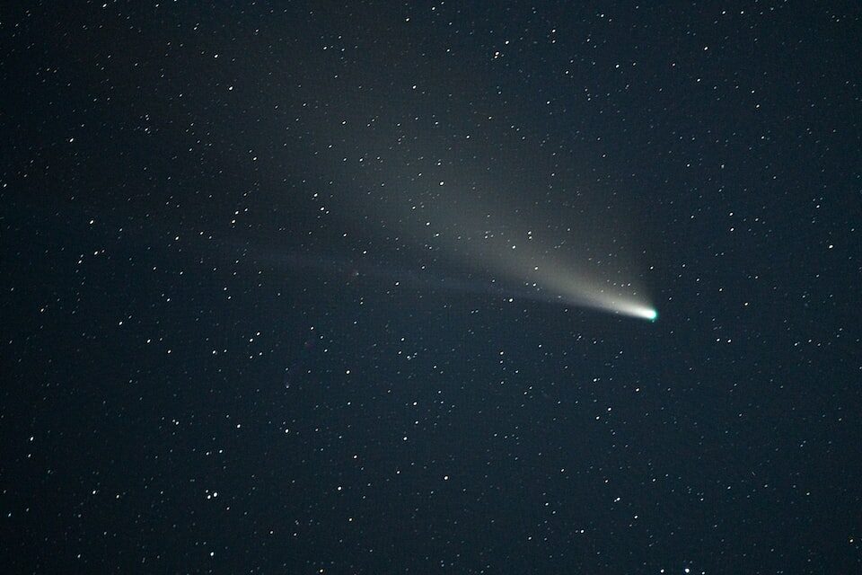 В ночь на 2 февраля жители Якутии смогут увидеть самую яркую комету. Объясняем, как за ней наблюдать