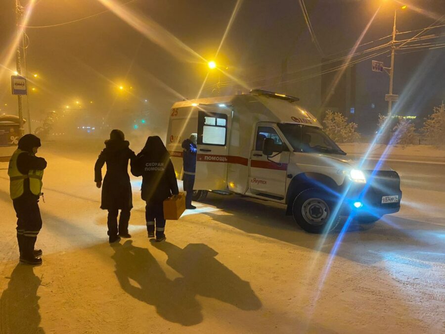 В Якутске сотрудники ГИБДД спасли женщину в сорокаградусный мороз