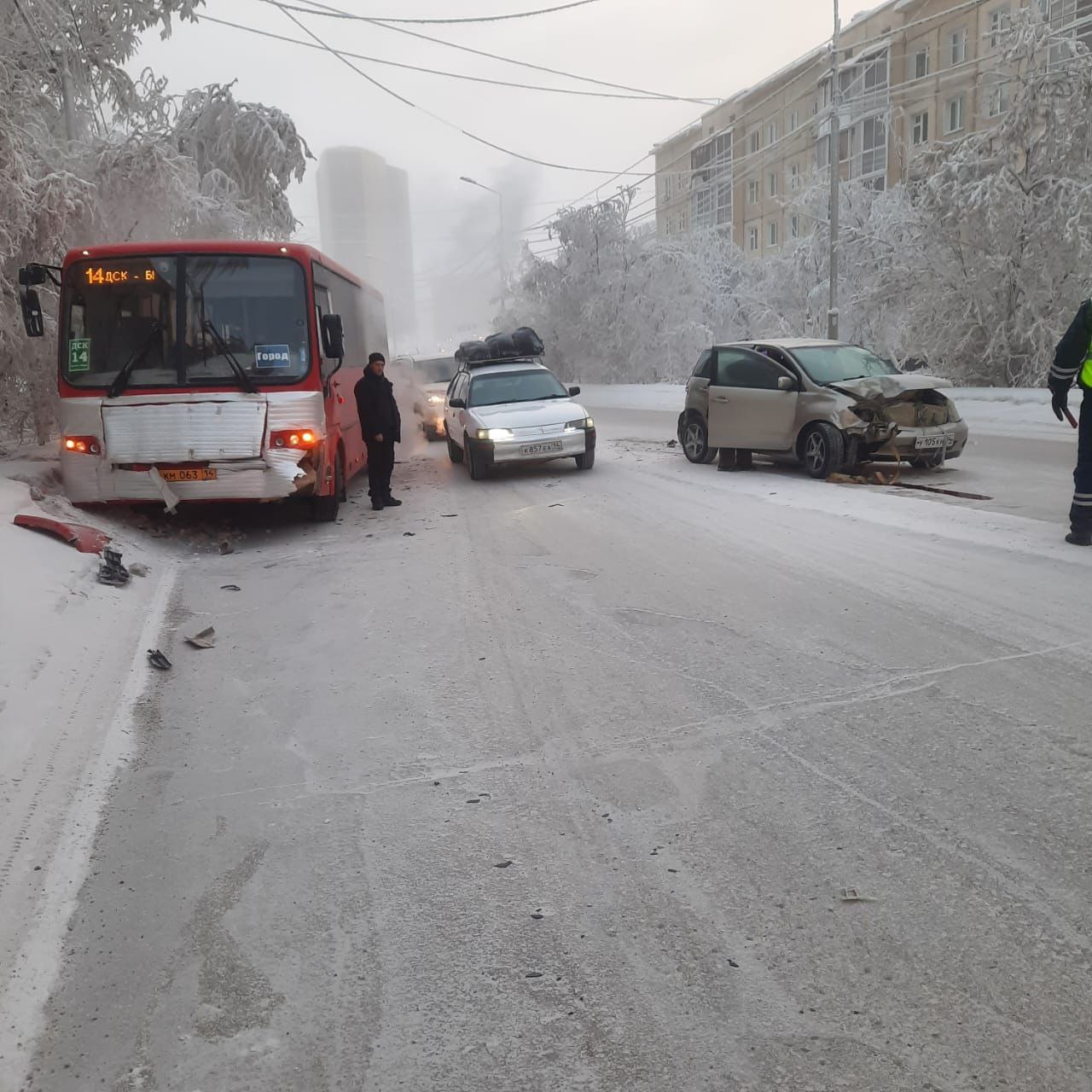 В Якутске при столкновении автобуса и легковушки пострадала женщина