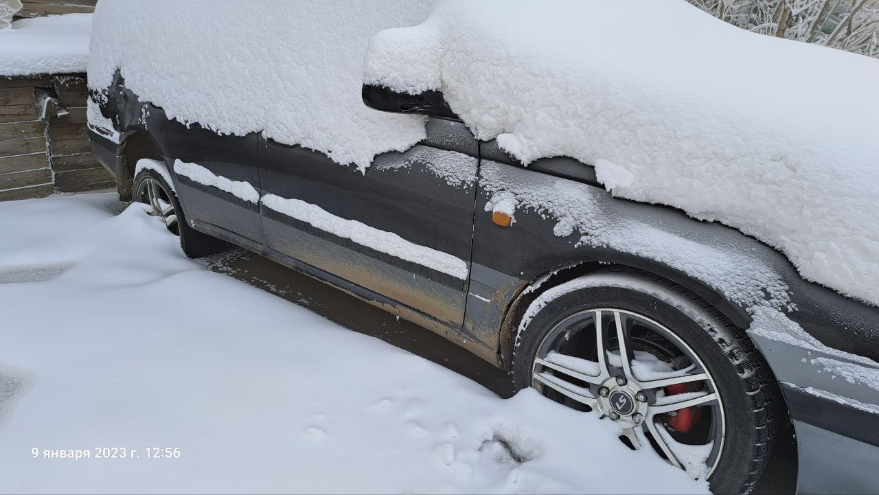 Машина прочно вмерзла в лёд.