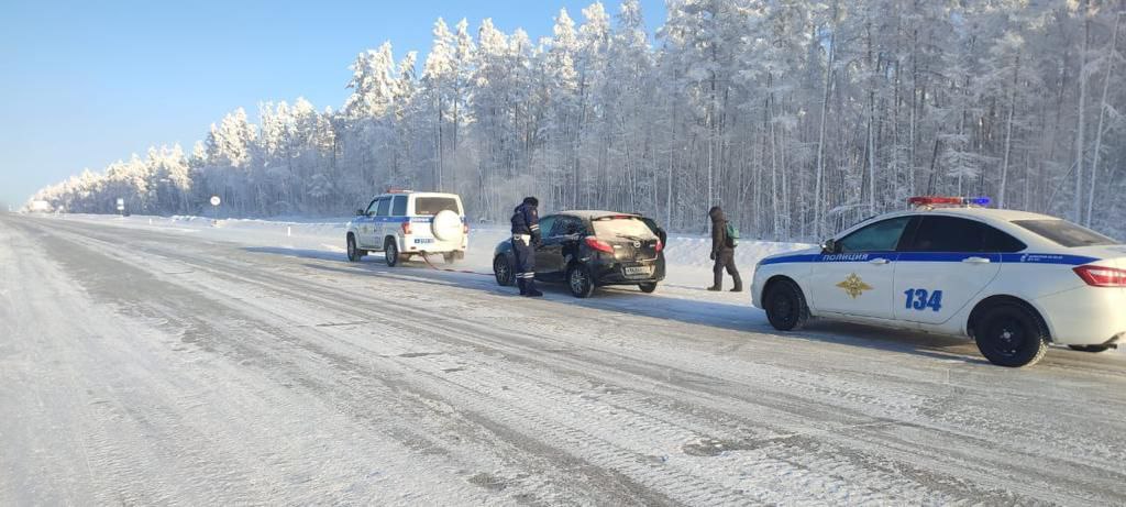Инспекторы ДПС в Якутии помогли молодой паре, застрявшей на трассе в минус 50 градусов