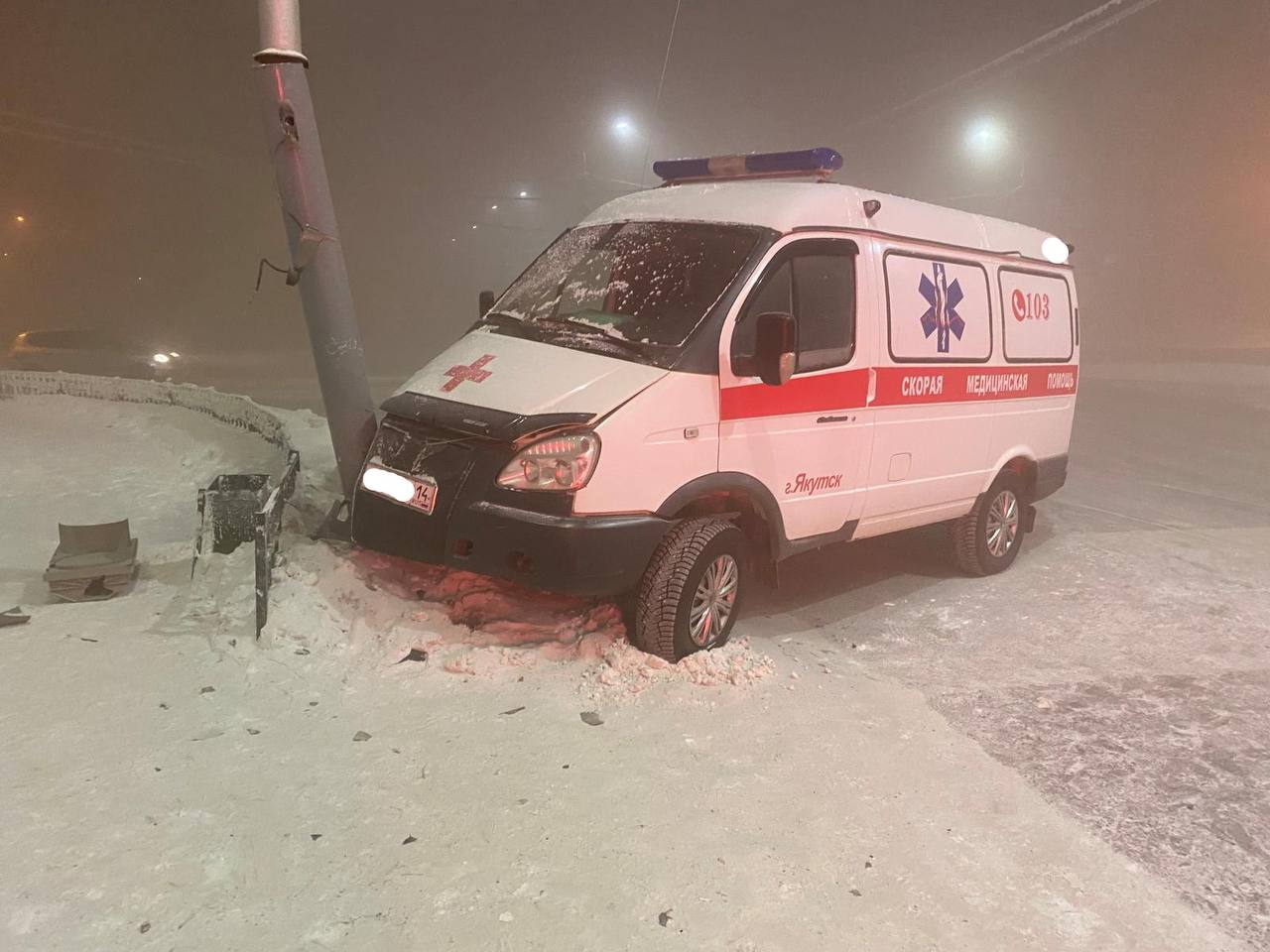 В Якутске автомобиль скорой помощи врезался в светофор. Есть пострадавший