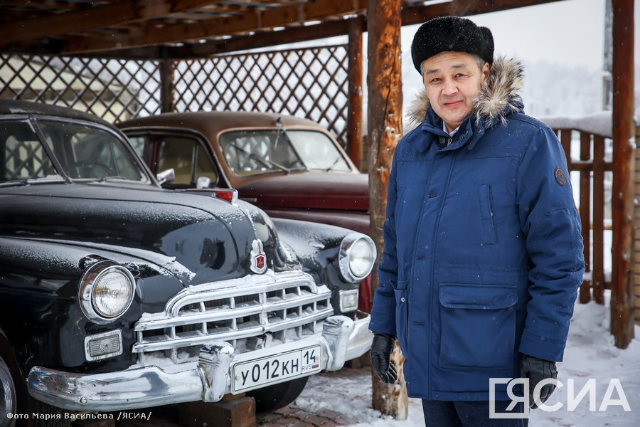 Владелец уникальной коллекции ретро-автомобилей Павел Петров.