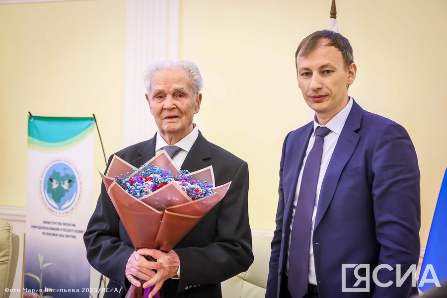 Заслуженного лесовода РСФСР Василия Загайнова поздравили с 90-летием в Якутии