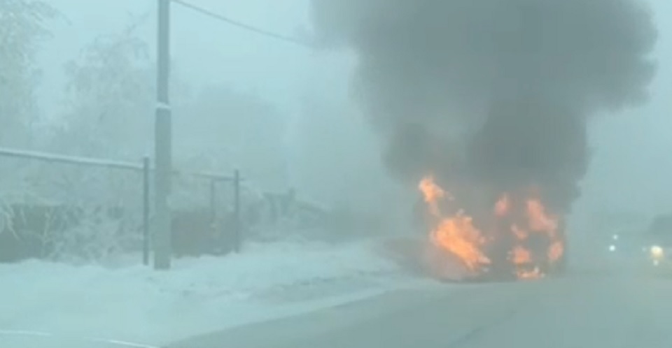 Видеофакт: в Якутске загорелся автомобиль