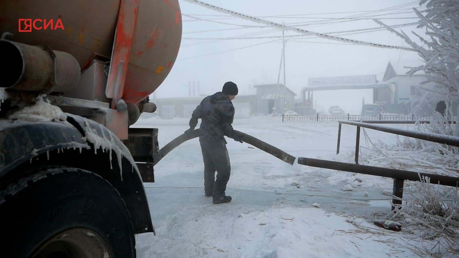 Замерзает техника и лопаются колеса: как коммунальщики Якутска работают в сильные морозы
