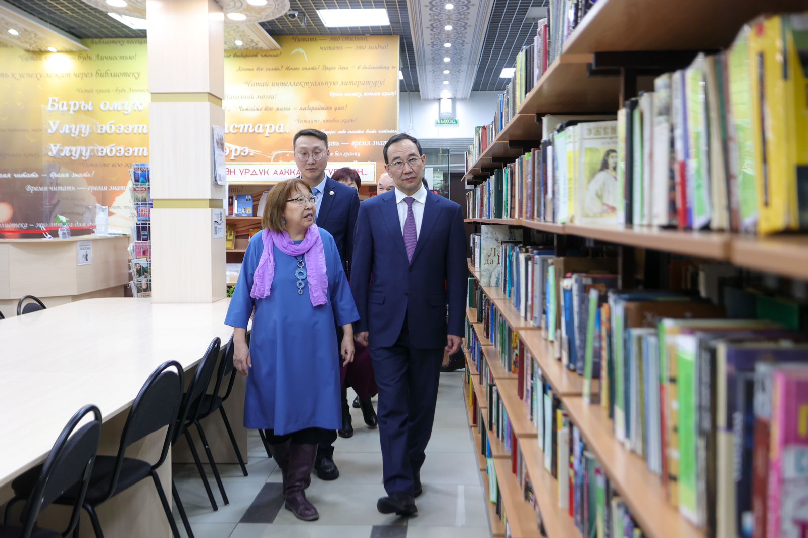 Глава Якутии посетил молодёжную библиотеку в Вилюйске