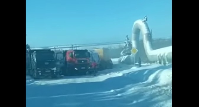 В Якутии грузовой самосвал при спуске скатился вниз и протаранил несколько автомобилей