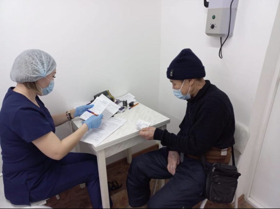 Медики Усть-Алданской больницы продолжают выездную работу в труднодоступные населенные пункты