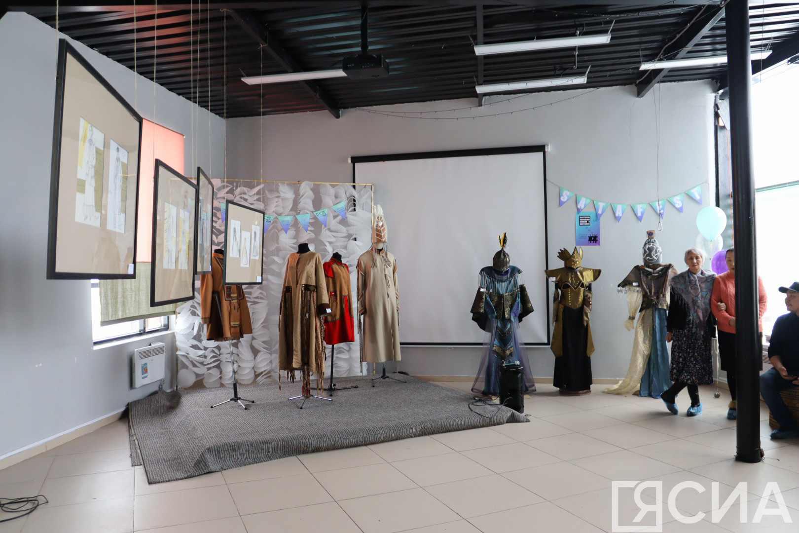 На фестивале «САТА-2023» в Нюрбе открылась выставка театральных эскизов и костюмов