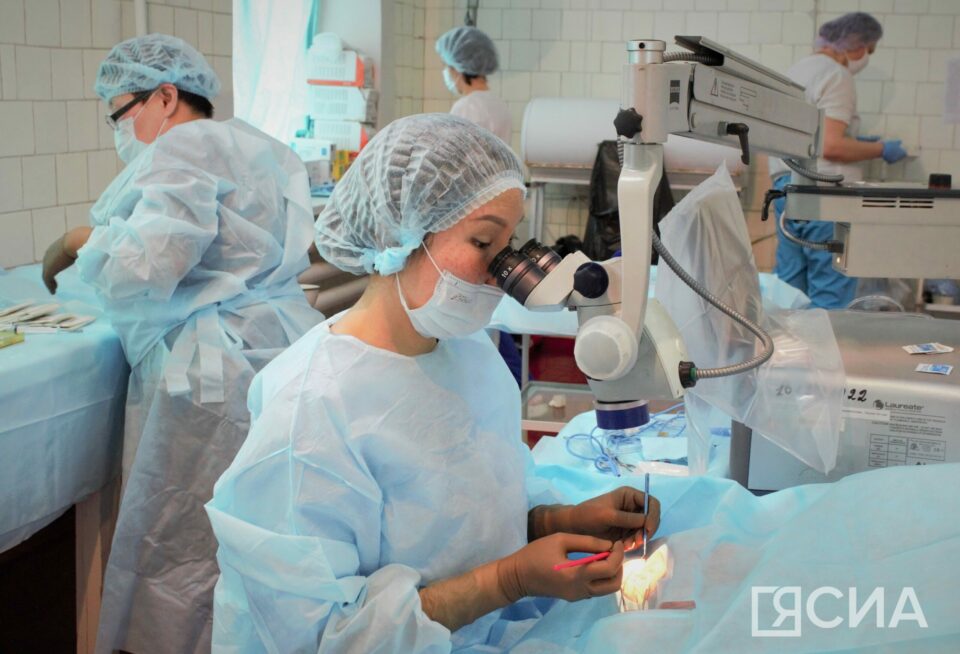 Бригада офтальмологов приступила к работе в Мирнинском районе