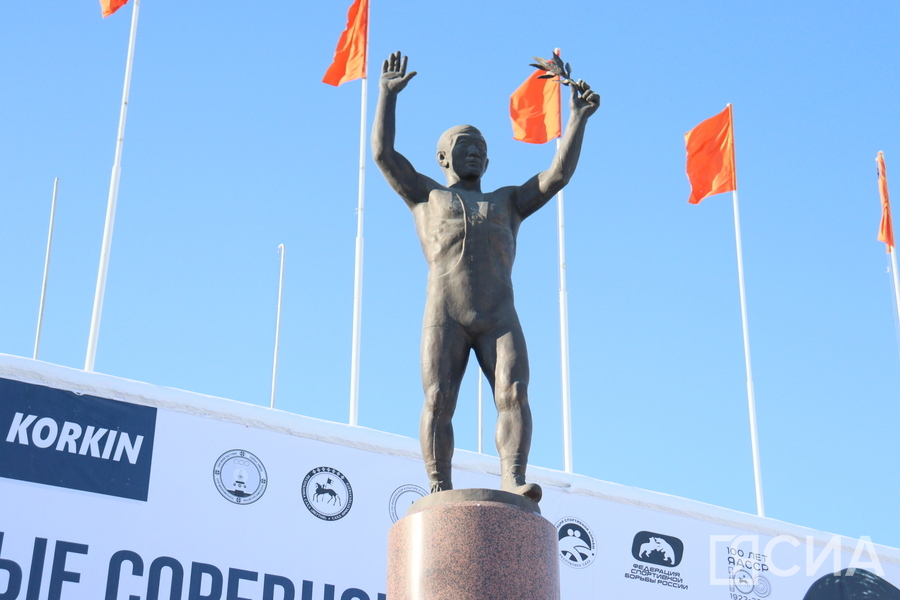 В преддверии международного турнира в Якутске почтили память олимпийского чемпиона Романа Дмитриева