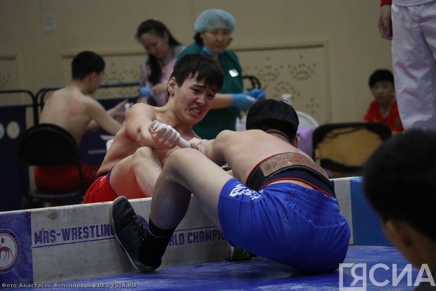 Более 320 юных спортсменов участвуют в первенстве Якутии по мас-рестлингу