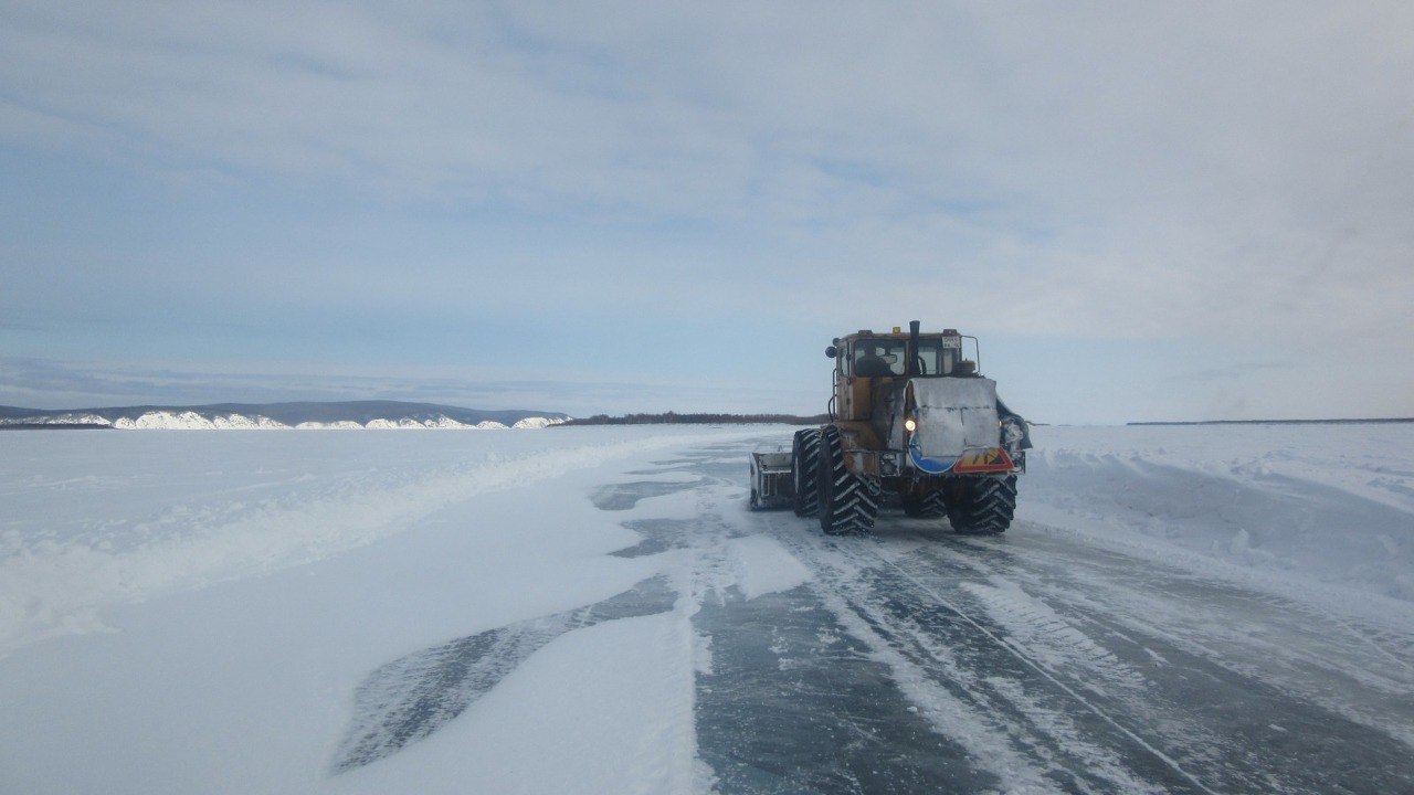 Автомобилистов просят воздержаться от дальних поездок из-за сильного снегопада в ряде районов Якутии
