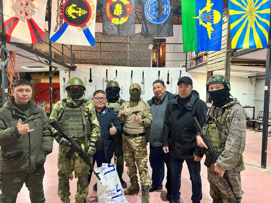 60 комплектов штурмовых крюков передали военнослужащим из Якутии