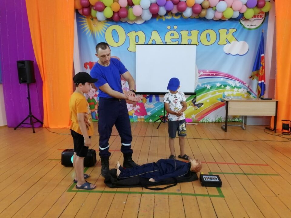 Александр регулярно выезжает на мастер-классы по оказанию первой помощи в детских лагерях. Фото: пресс-служба Службы спасения Якутии