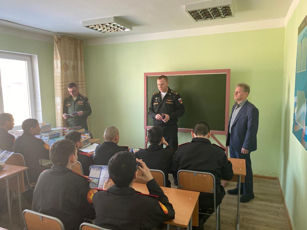 Военные вузы провели профориентационные занятия для курсантов Якутской кадетской школы