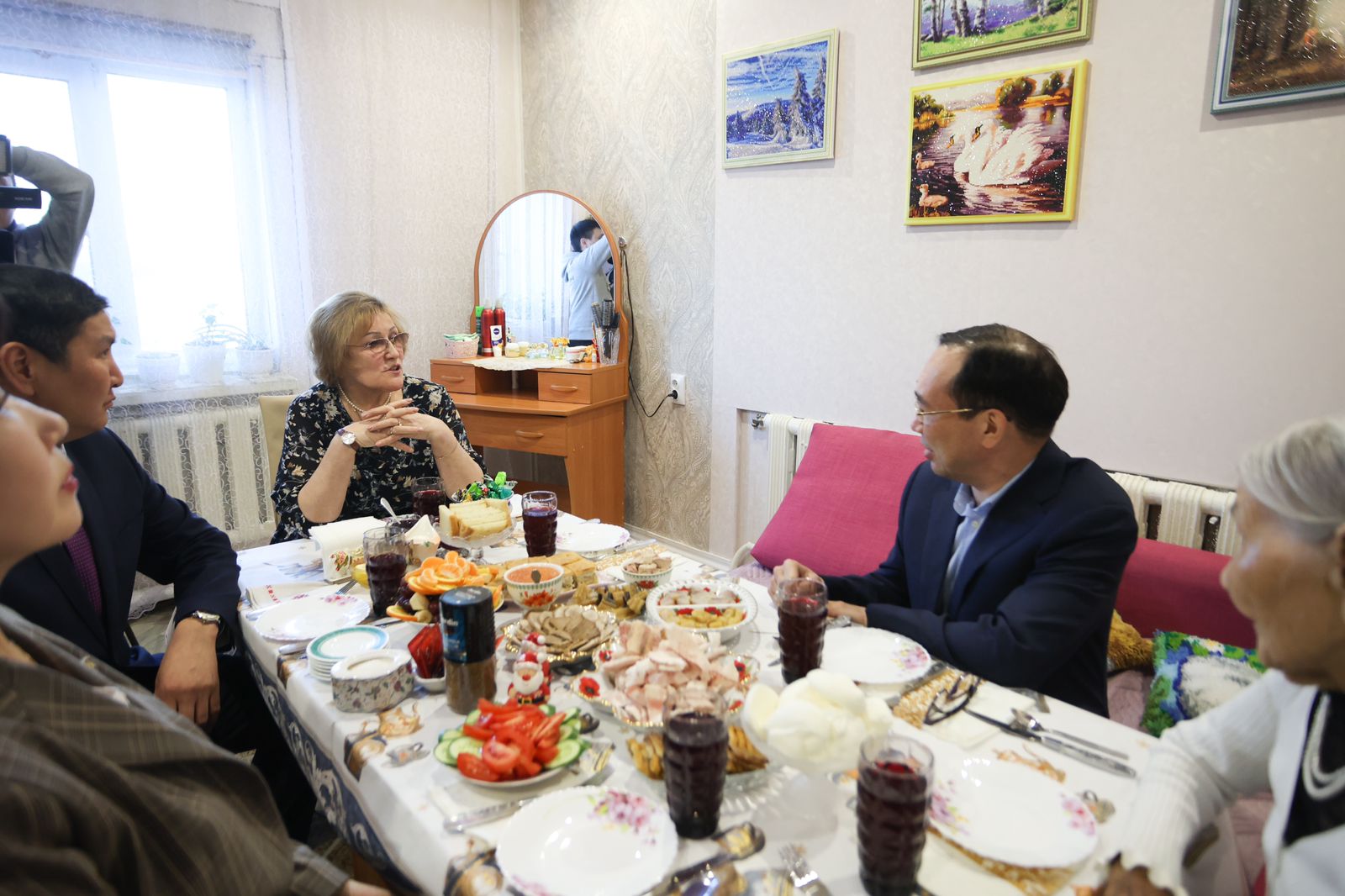 Глава Якутии встретился с семьей военнослужащего из Среднеколымского района