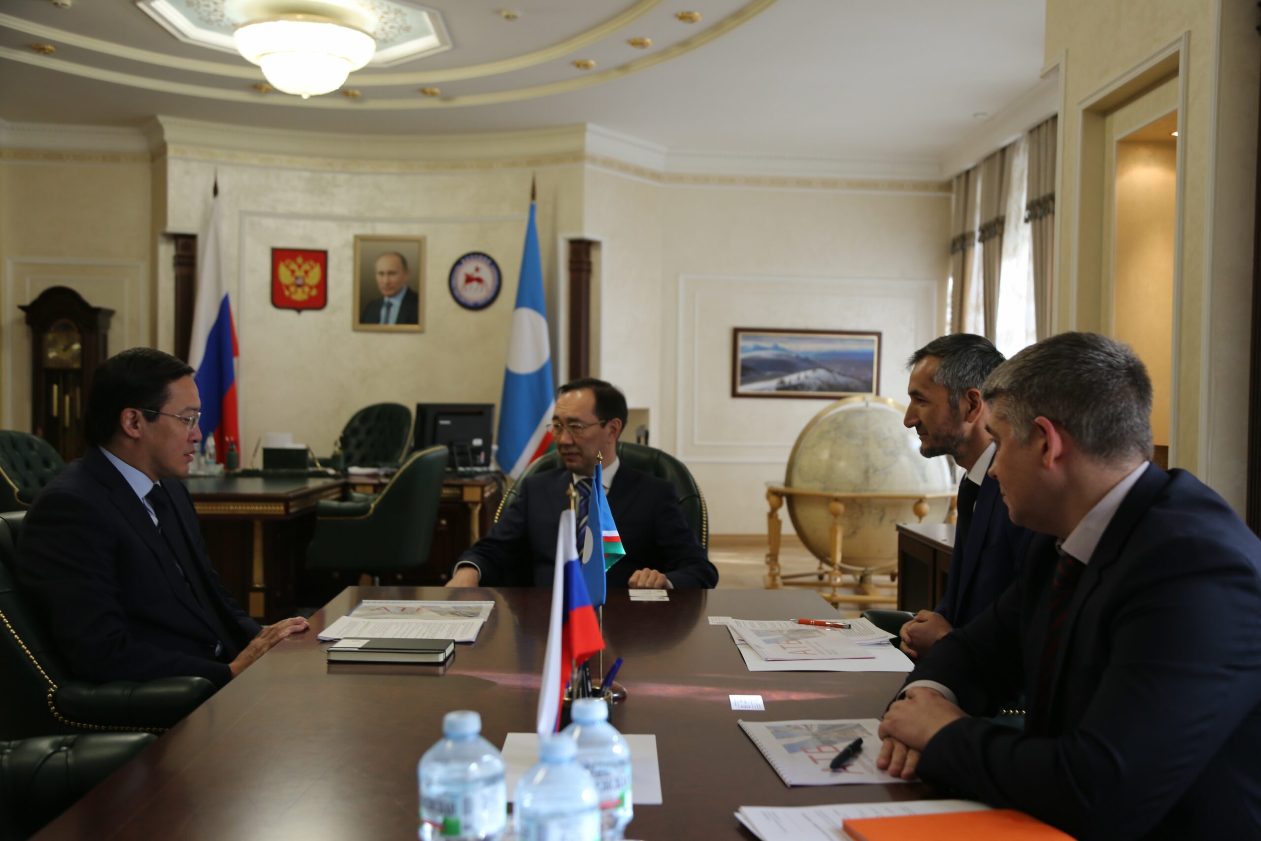 Айсен Николаев обсудил вопросы сотрудничества Якутии с руководством Азиатско-Тихоокеанского Банка