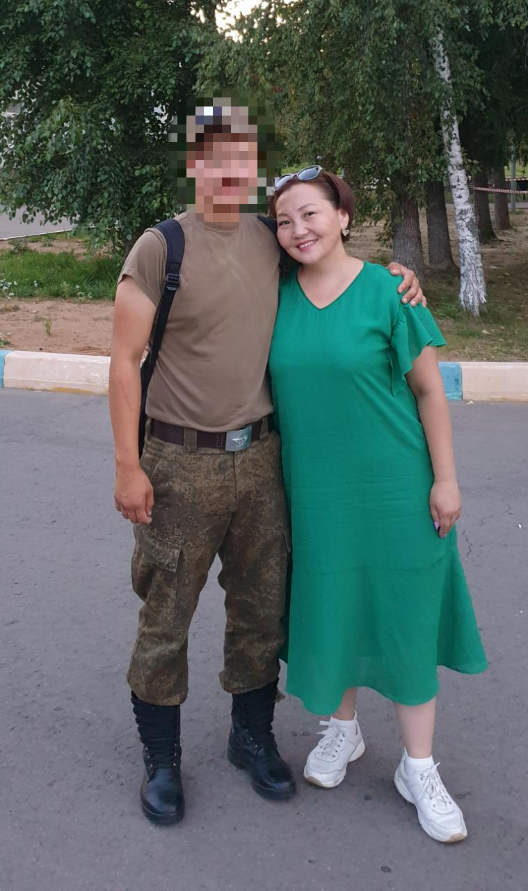 Во время проводов бойцов на СВО. Светлана с сыном. Фото предоставлено героиней материала.