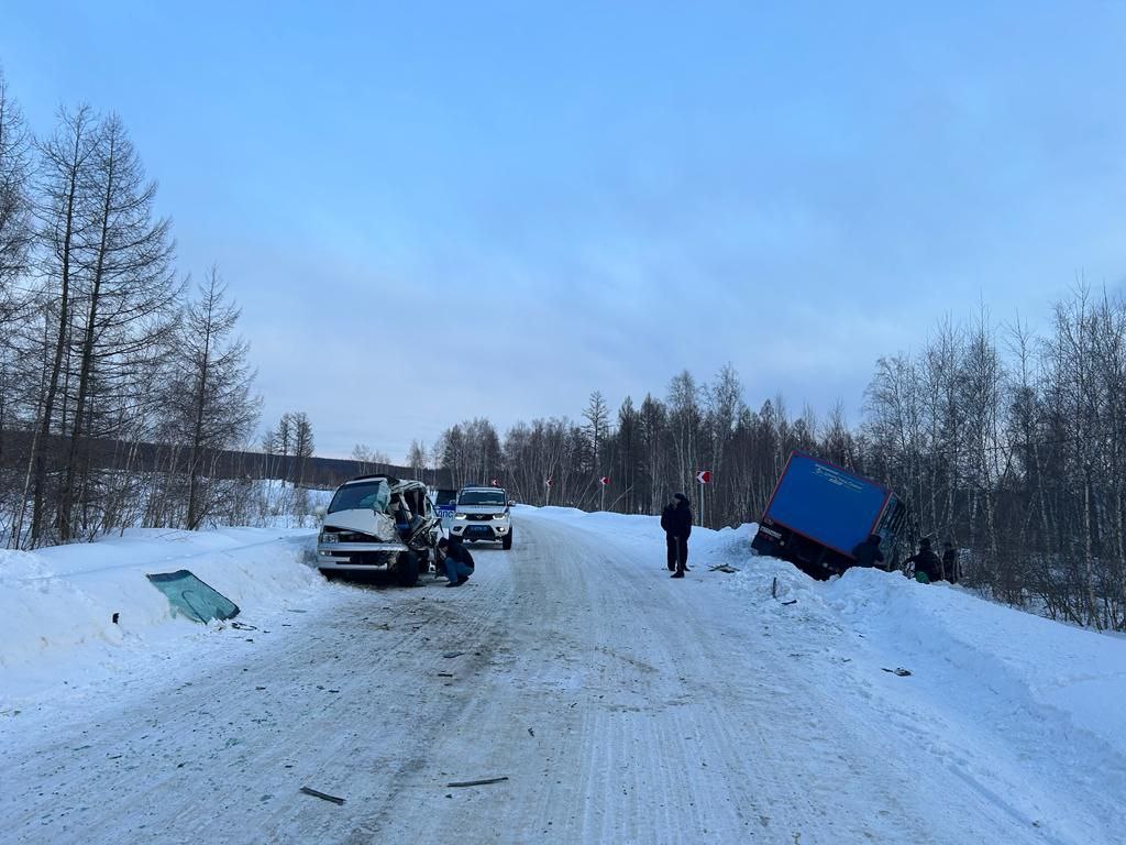 Женщина и ребенок пострадали при столкновении микроавтобуса с грузовиком в Якутии