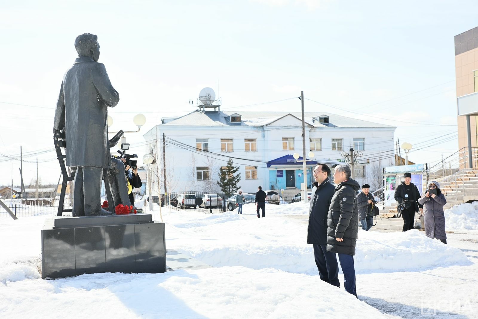 Айсен Николаев возложил цветы к памятнику братьям Даниловым