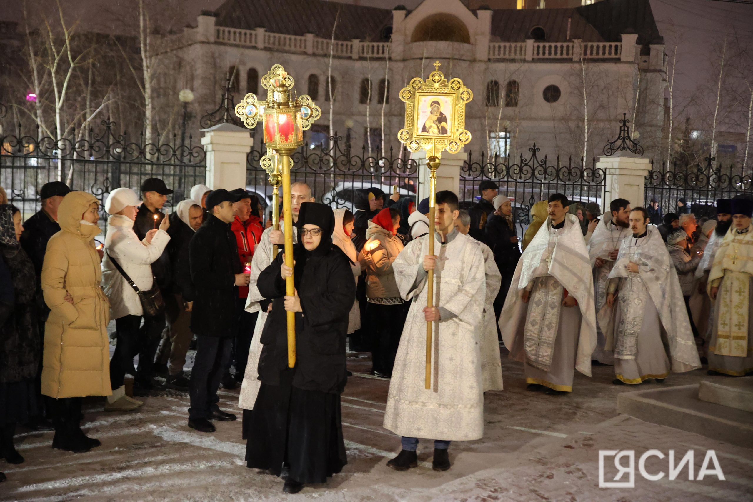26 апреля православный. Храм в пасхальную ночь. Религиозные праздники.