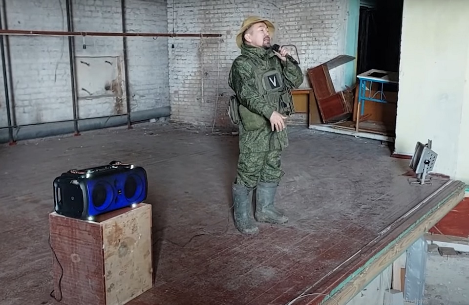 Певец Эрхаан выпустил видеоклип на песню в поддержку якутских бойцов