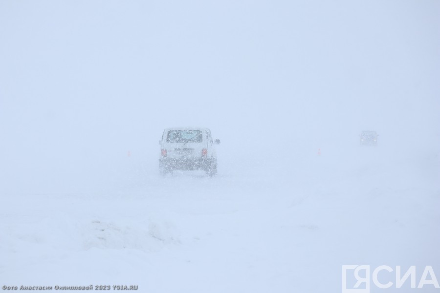 В Якутии водителей просят воздержатся от поездок по некоторым дорогам из-за сильного ветра