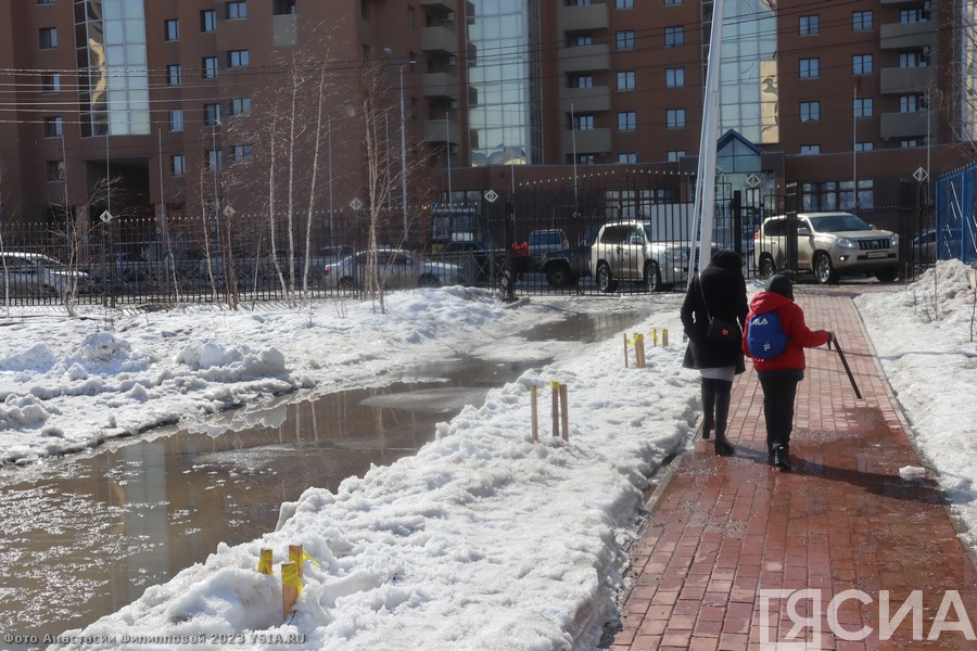 Айсен Николаев поручил усилить уборку территорий школ и детских садов Якутска от снега и талых вод