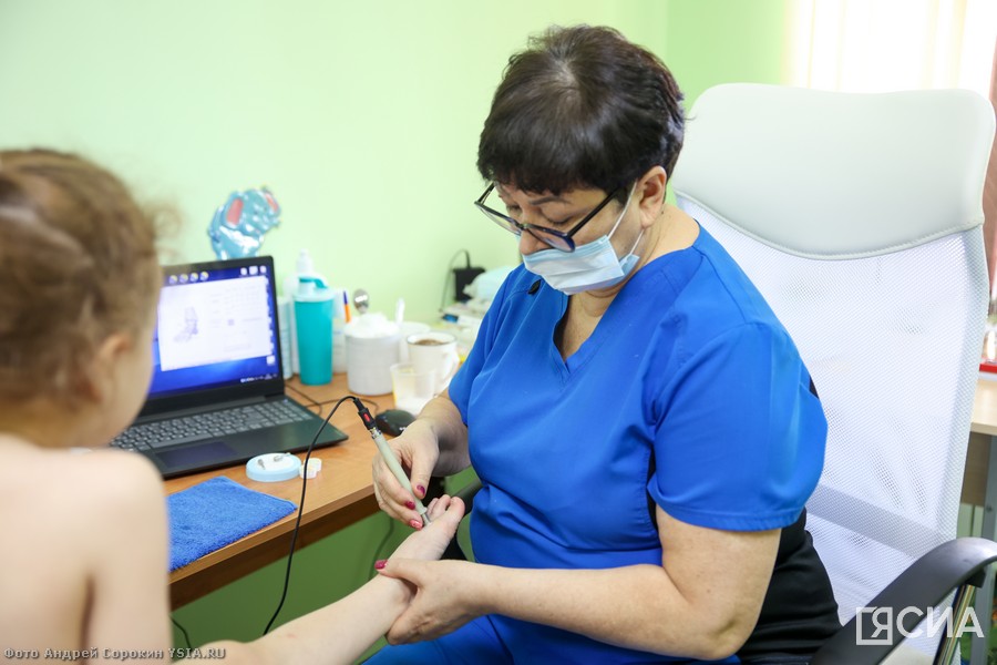 Процедура микротоковой терапии. Фото: Андрей Сорокин/ЯСИА