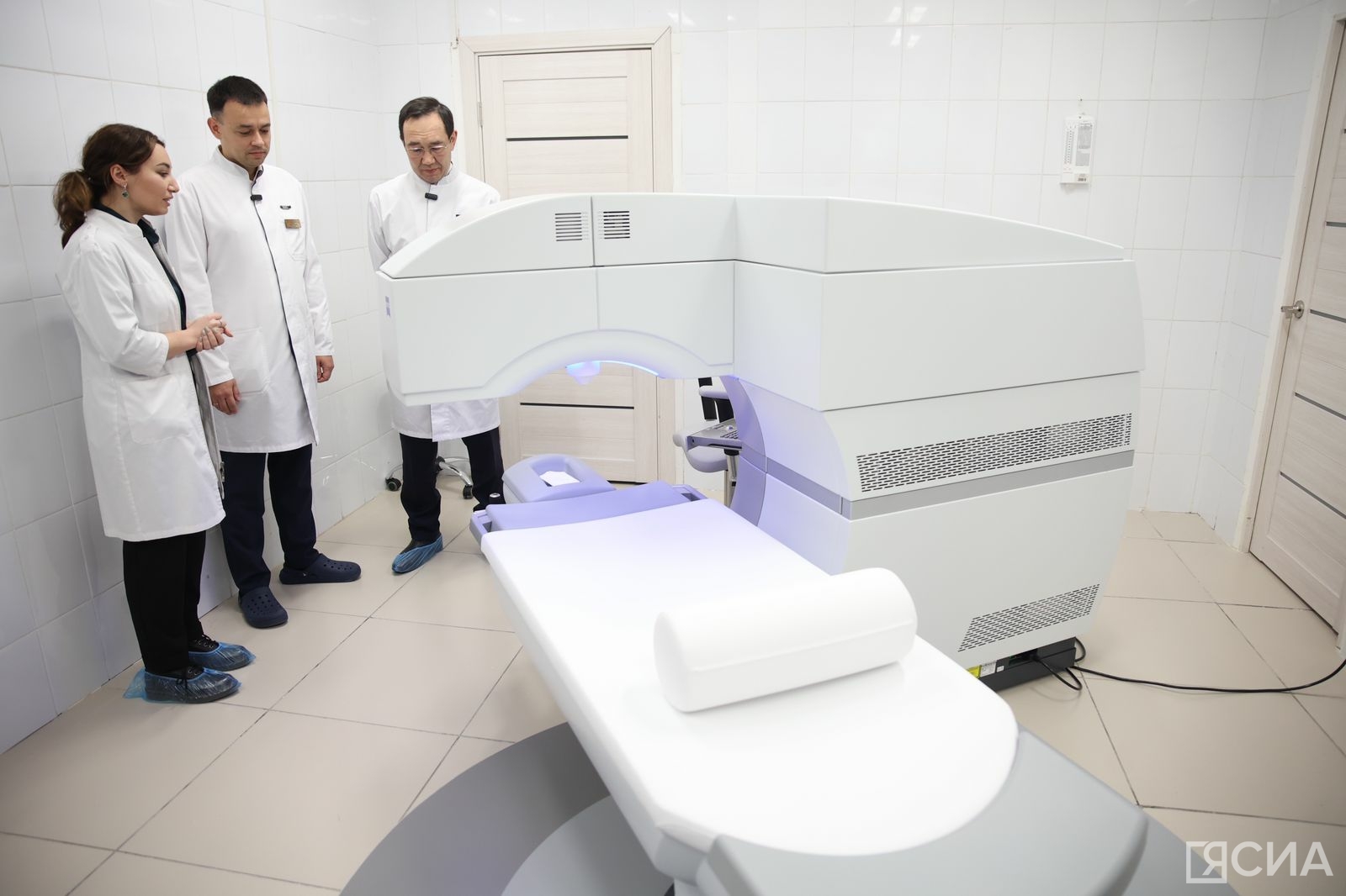 Глава Якутии ознакомился с работой нового оборудования в офтальмологической больнице