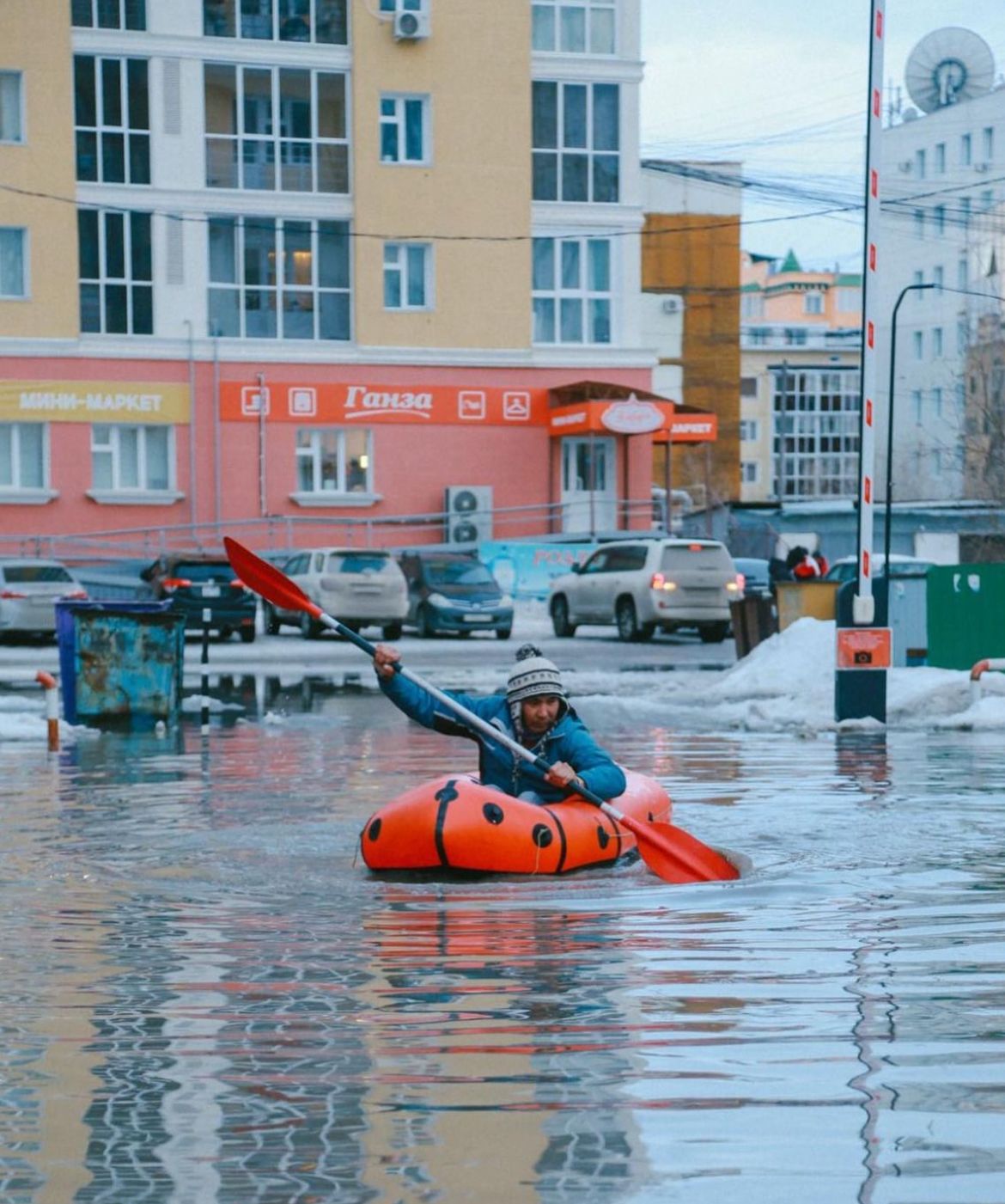 Фотофакт: житель Якутска плавает на резиновой лодке по двору — ЯСИА