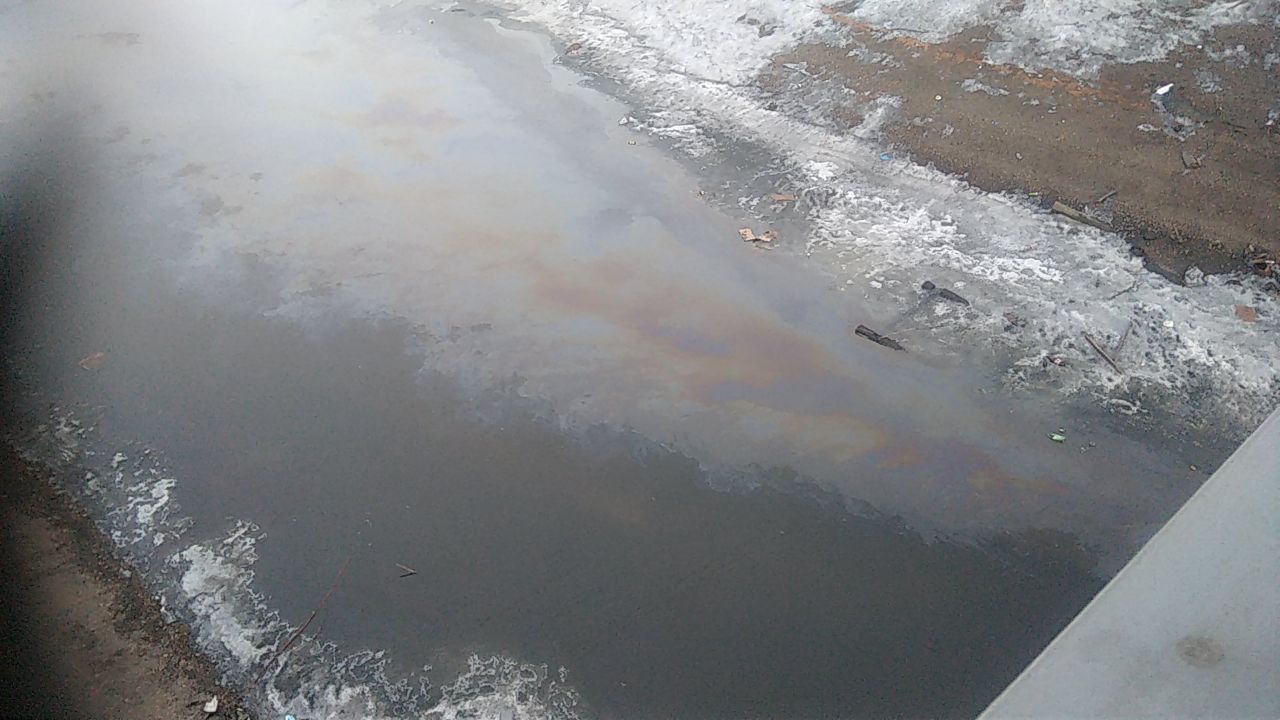 Нефтепродукты попали в реку Анкудинку в Среднеколымском районе Якутии
