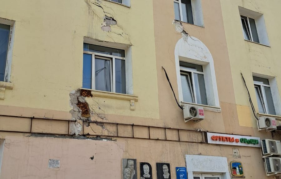 В Якутске с фасада жилого дома по проспекту Ленина обрушились кирпичи