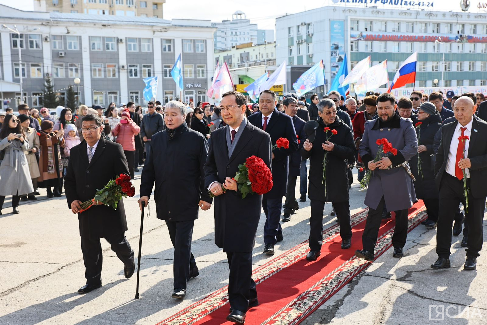 Глава Якутии Айсен Николаев возложил цветы к памятнику Платону Ойунскому