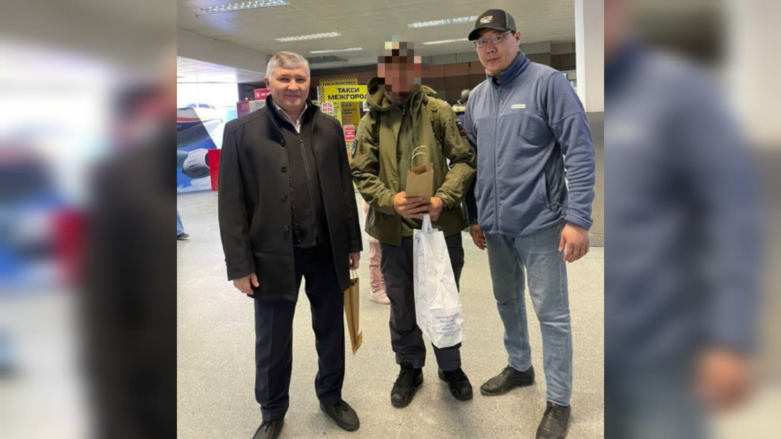 В якутии участник сво. Аэропорт фото. Как встречают в аэропорту. Фото ветеранов. Мужчина встречает в аэропорту.
