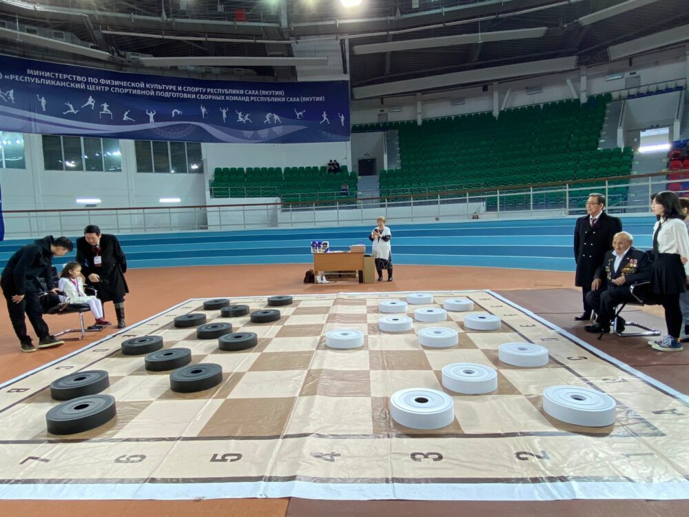 В Якутске провели массовый сеанс игры в русские шашки