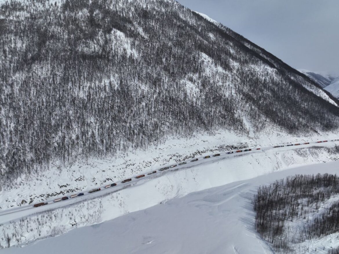 Видео: очевидица запечатлела с высоты птичьего полёта место схода лавины в Якутии