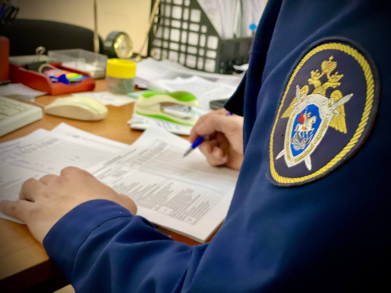 В Покровске рядом с многоквартирным домом обнаружено тело мужчины