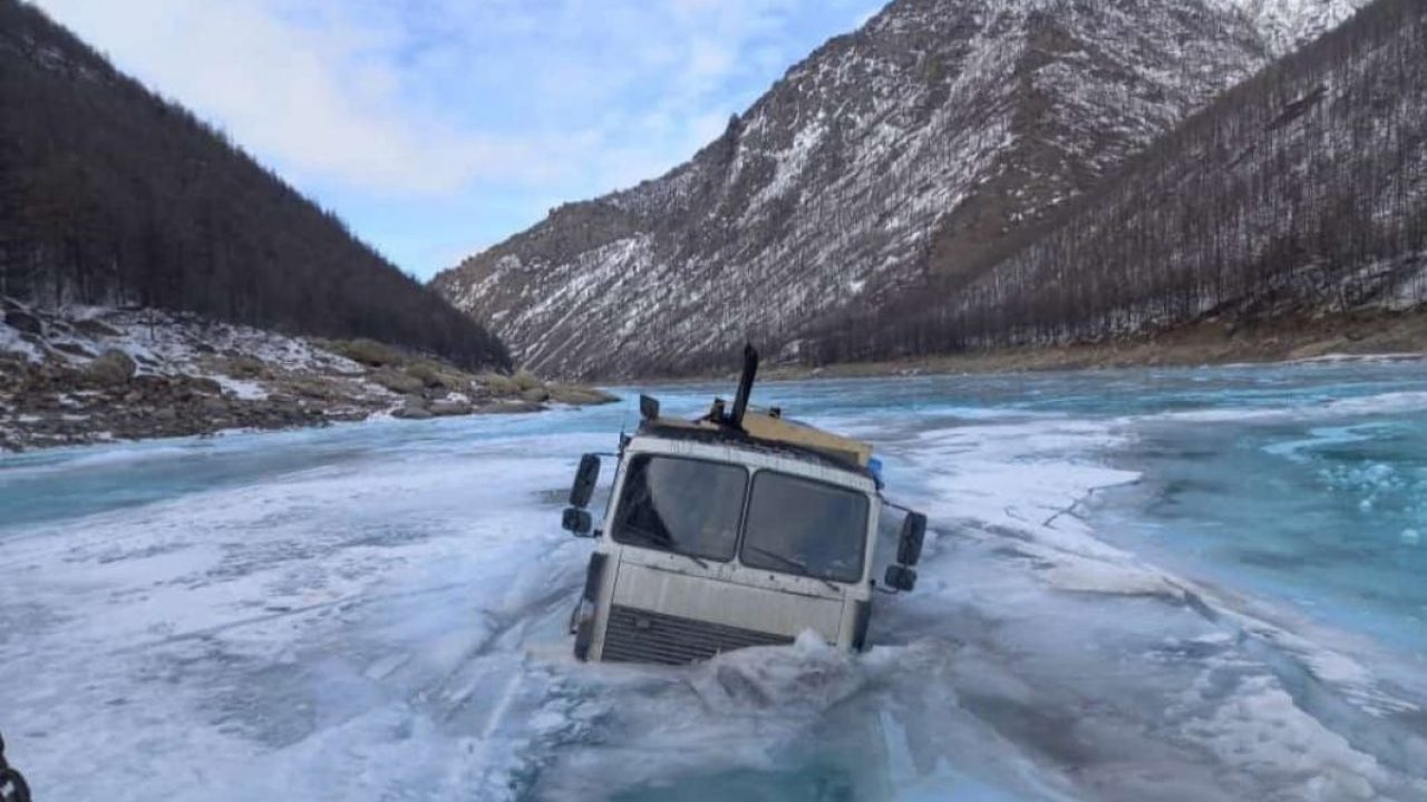 В Якутии под лед провалились несколько большегрузов. Фото, видео — ЯСИА