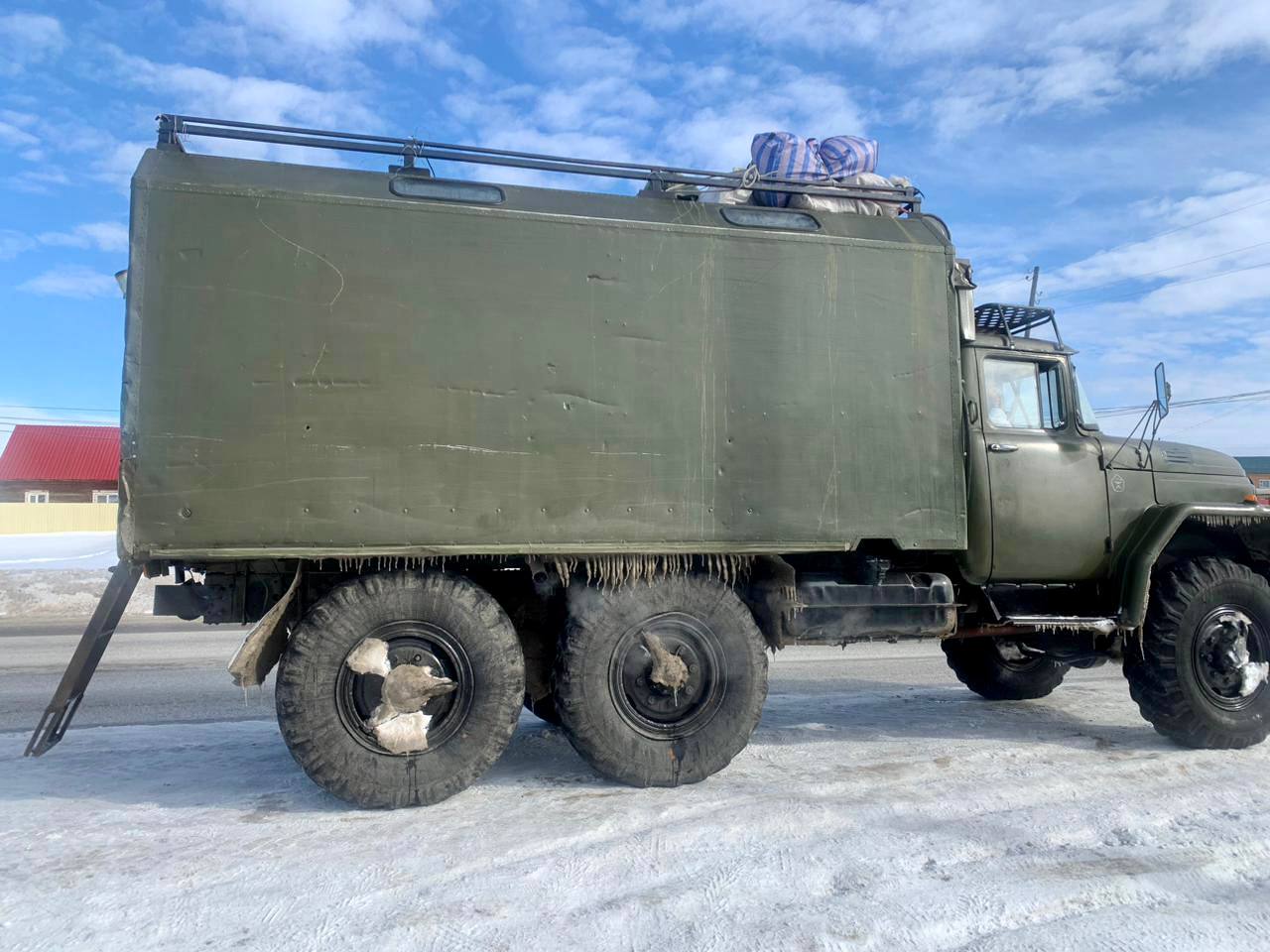 В Якутии водитель перевозил за деньги детей в фургоне неисправного грузовика