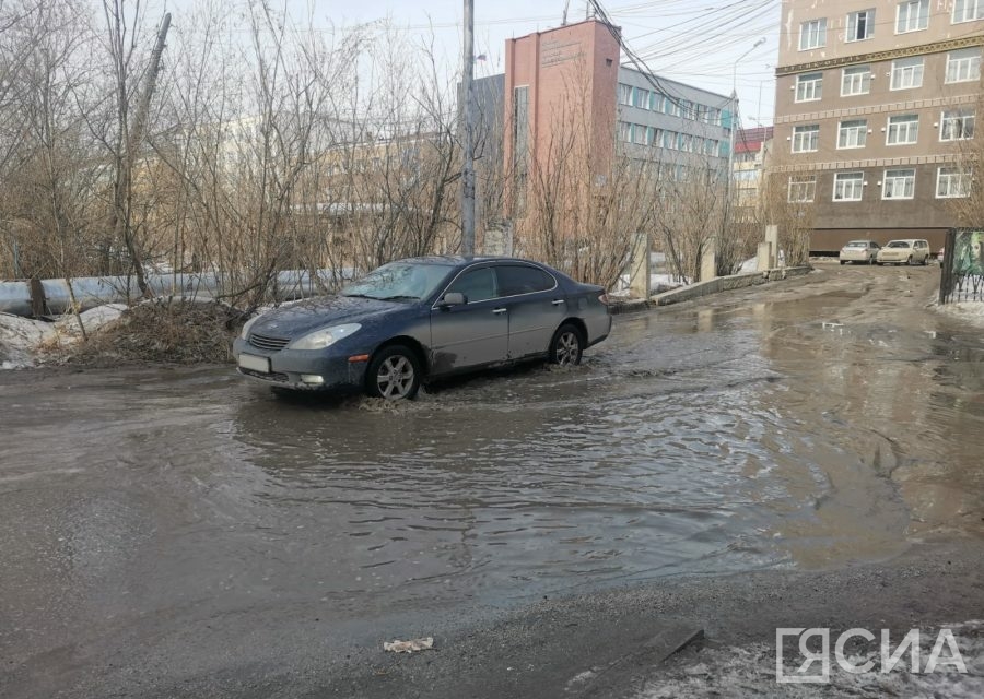 Для пропуска талых вод в Якутске выделят дополнительную технику