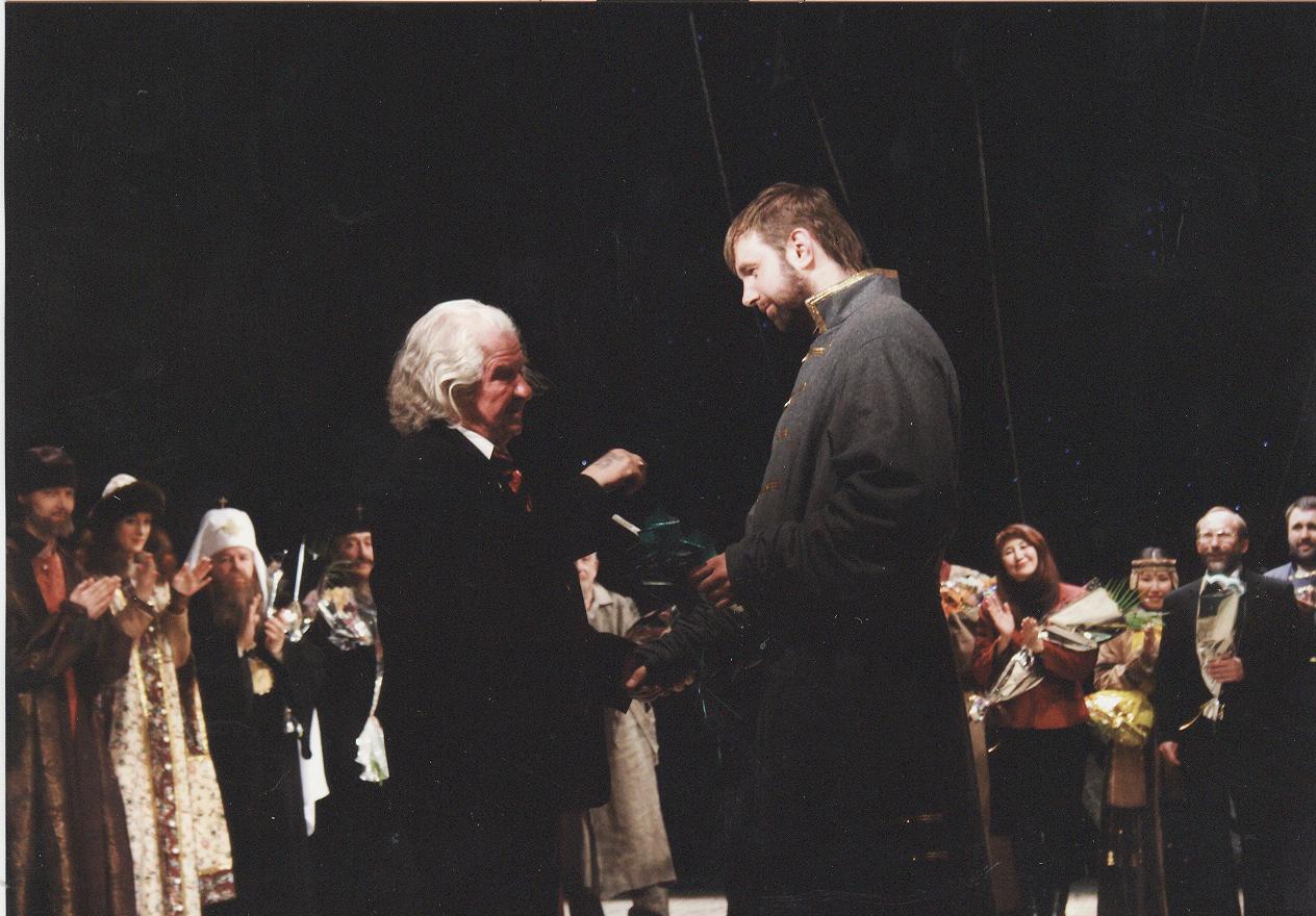 Иван Подойницын передает ключ от театра Александру Лобанову, 2007 год