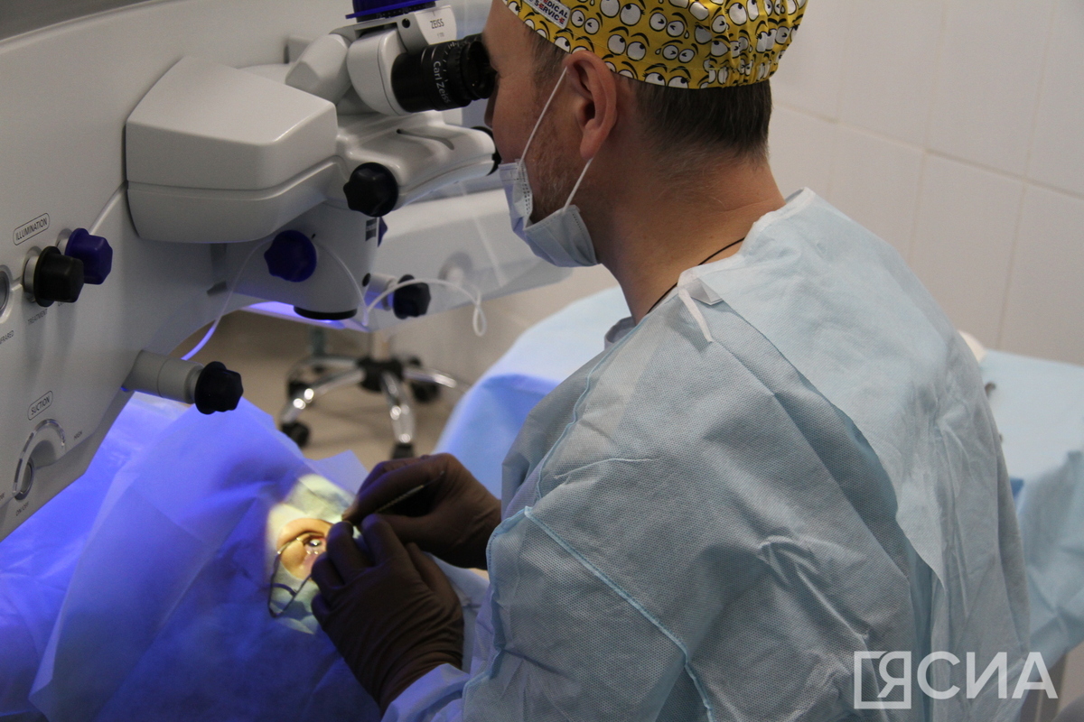 Хирург из Иркутска провела мастер-класс на новом лазере для якутских офтальмологов