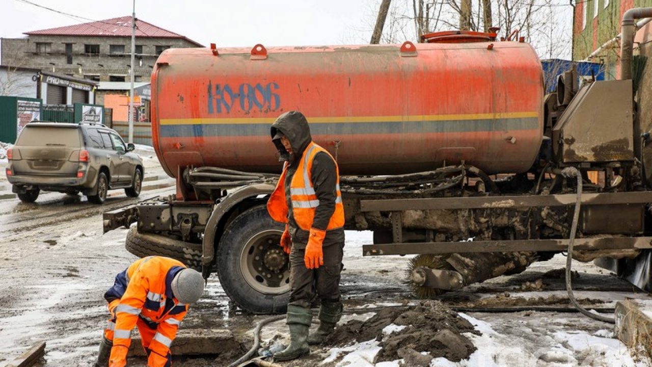 Водоканал оказал помощь в откачке талых вод в Якутске — ЯСИА